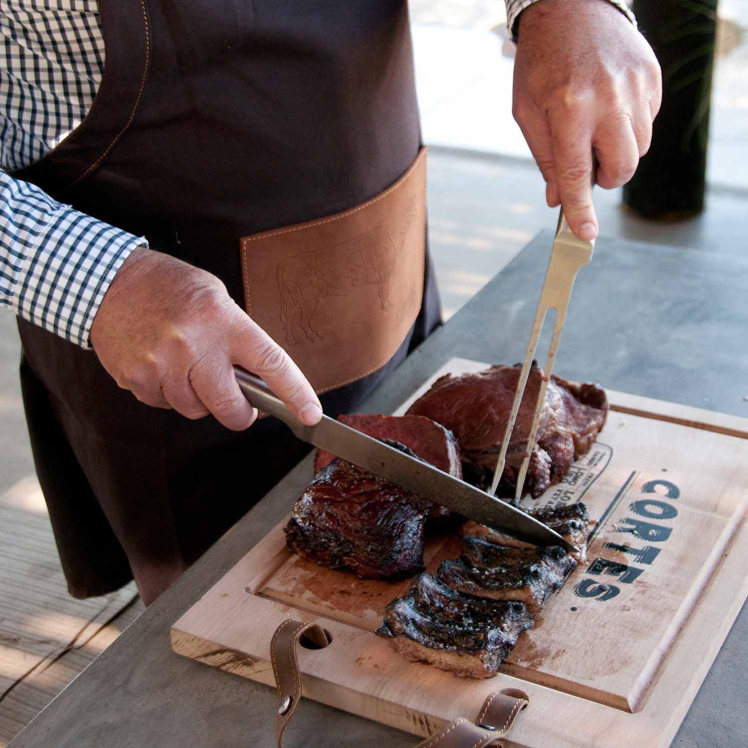 Delantal asado y tabla parrillera